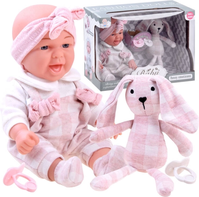 Süßes Baby mit Plüschhäschen und Schnullern