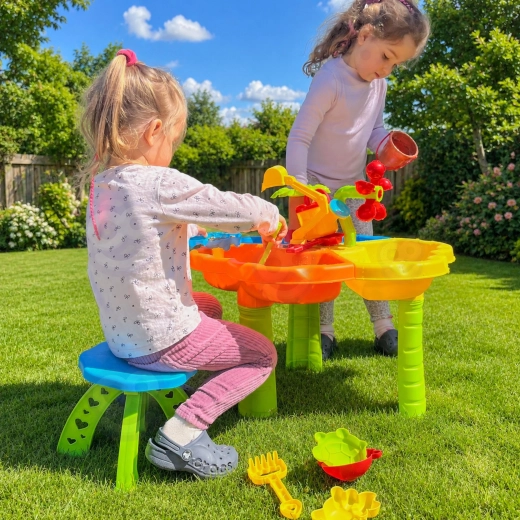 Spielen mit Wasser und Sand