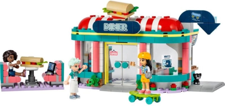 Drive‑thru und Außensitzbereich für realitätsnahes Spiel