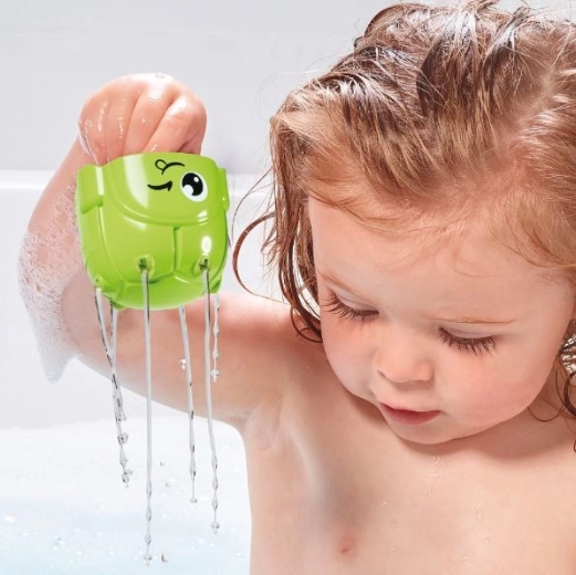 Wasserspaß in der Badewanne und im Planschbecken