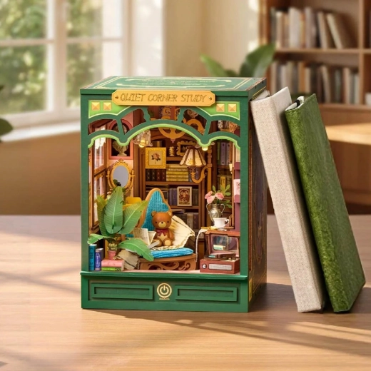 Detailliertes Miniatur-Arbeitszimmer zwischen Büchern