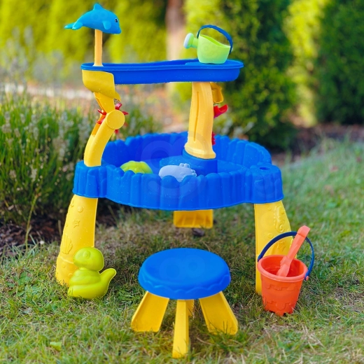 Komplettes Set mit Stühlchen