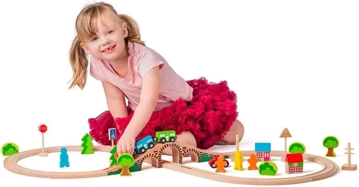 Kreatives Spiel mit der Holz-Eisenbahnstrecke