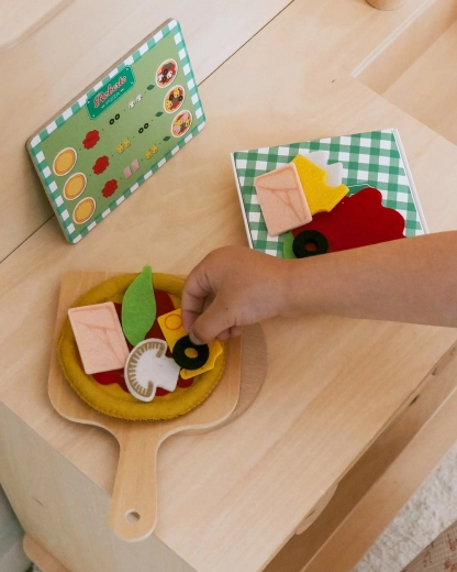 Authentische Pizza auf der Holzschaufel