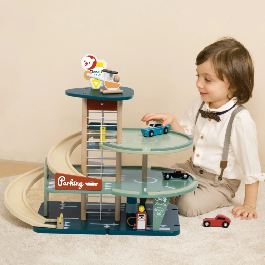 Drei Etagen mit Aufzug und fließenden Rampen