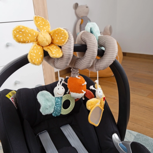 Einfache Befestigung am Kinderwagen, an der Babyschale und am Bettchen