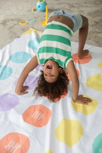 Quut Kinderhandtuch und Spielmatte 2-in-1 mit Balance-Spiel XL 180 × 180 cm