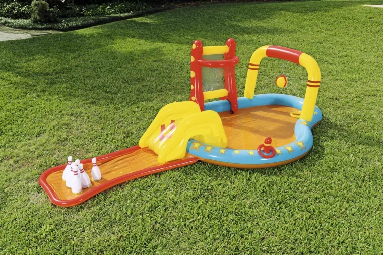 Wasserspaß und Spiele im Garten