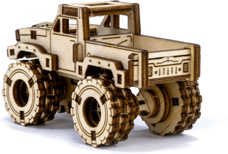 Detailreicher Monster Truck aus Holz