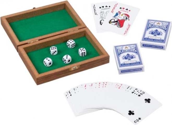 Spielkarten und Würfel in Holzkästchen