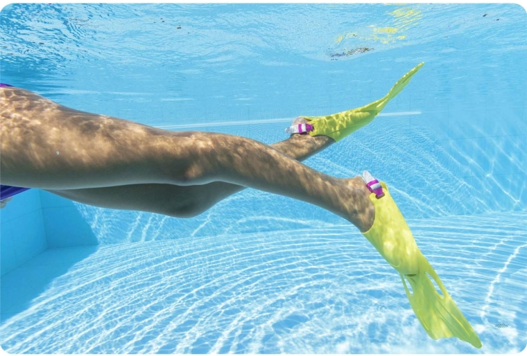 Schneller schwimmen mit Flossen