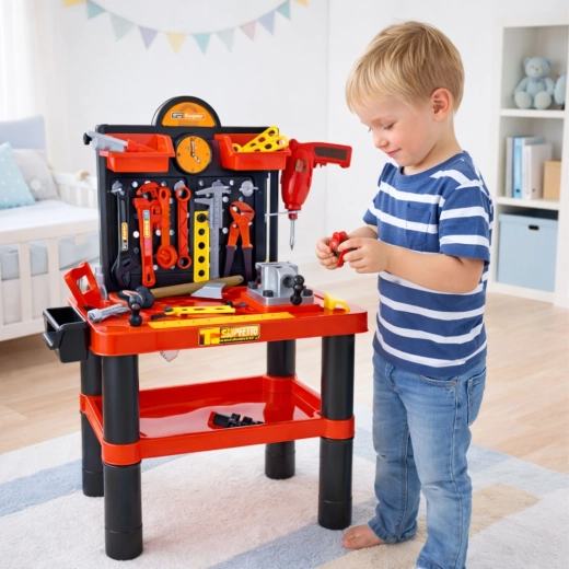 Stabile Arbeitsfläche mit Schraubstock und Maßskala