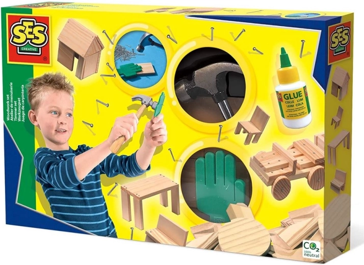 Echte Werkzeuge und Holzteile in einer Packung