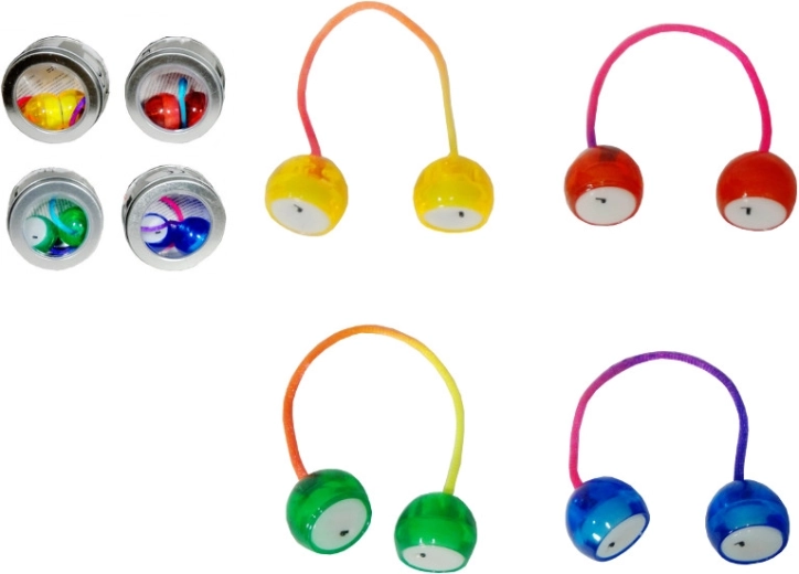 Leuchtende Plastikkugeln am Band