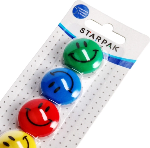Fröhlicher Smiley, der auf den ersten Blick auffällt