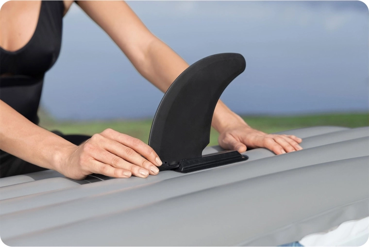 Zwei abnehmbare Finnen für präzise Spurführung