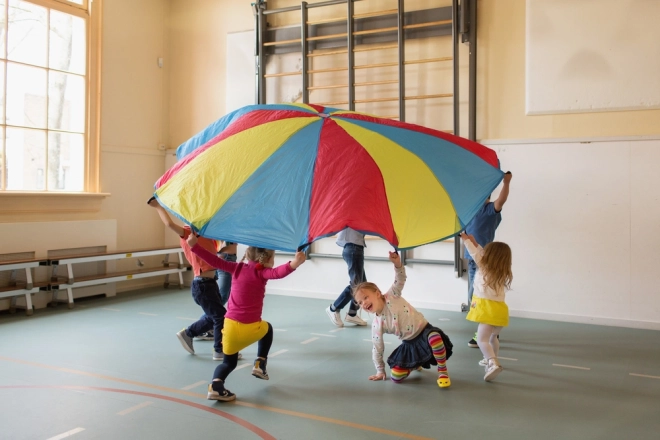 Motorik-Fallschirm mit Bällen für Kinder