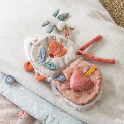 Verschiedene Texturen und Bändchen zur Entwicklung des Tastsinns