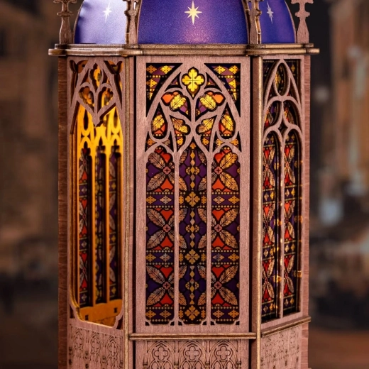 Gotische Kathedrale mit Glasmalerei-Effekt