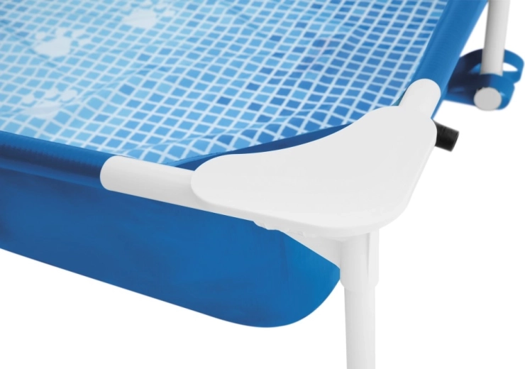 Saubere Wasseroberfläche mit Skimmer