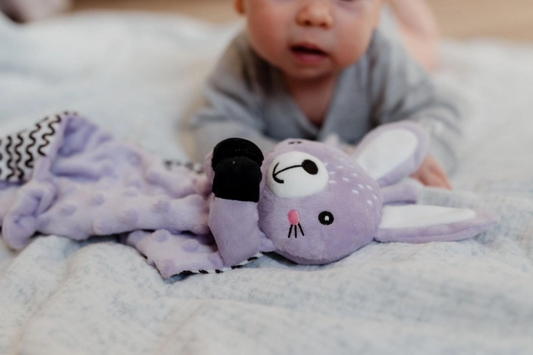 Integrierte Rassel zur sanften Hörstimulation