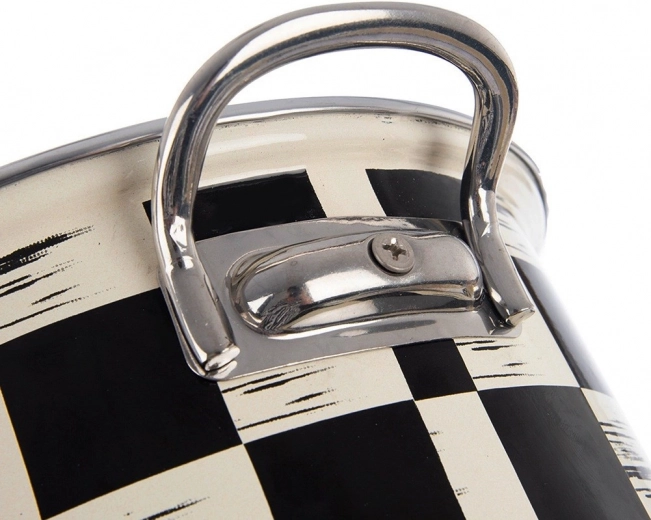 Bequeme Metallgriffe und Edelstahlrand