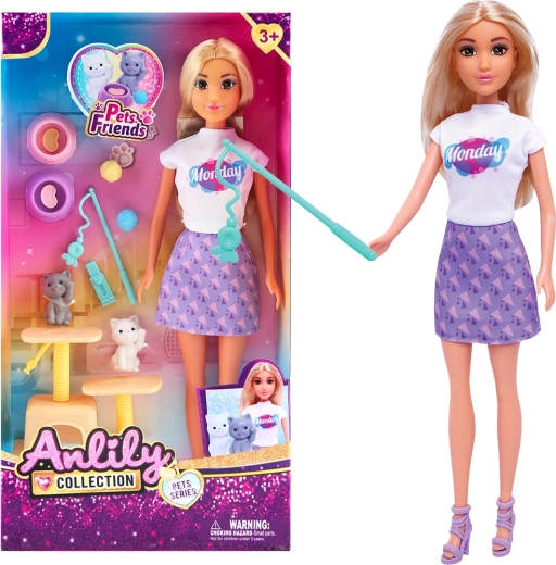 Puppe mit Kätzchen und Kratzbaum