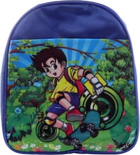 Rucksack Junge auf dem Skateboard