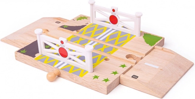 Hölzerner Bahnübergang mit Toren für Holzeisenbahnen