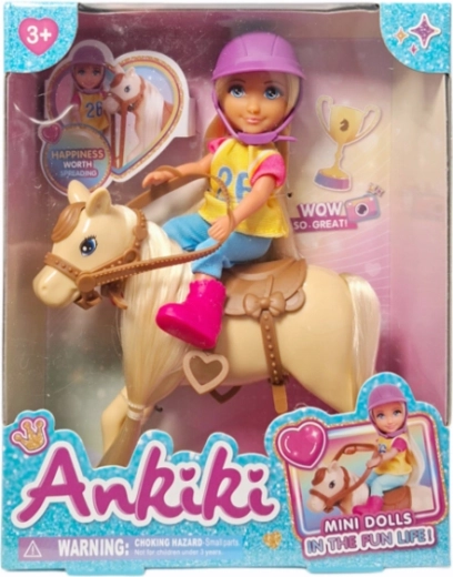 Puppe mit Pferd und Reitausrüstung