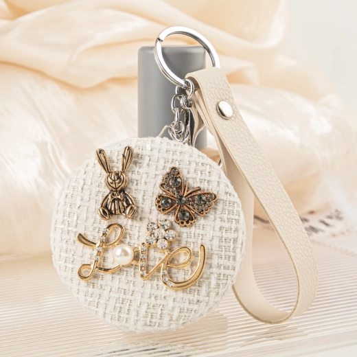 Taschenspiegel „Häschen im Körbchen“ aus natürlichem Tweed mit Perle