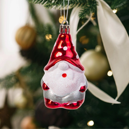 Glitzernder Christbaumschmuck in Form eines Nikolaus