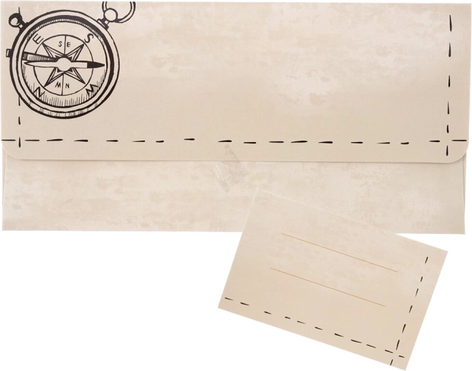 Papierumschlag mit Kompassmotiv und eingelegter Karte
