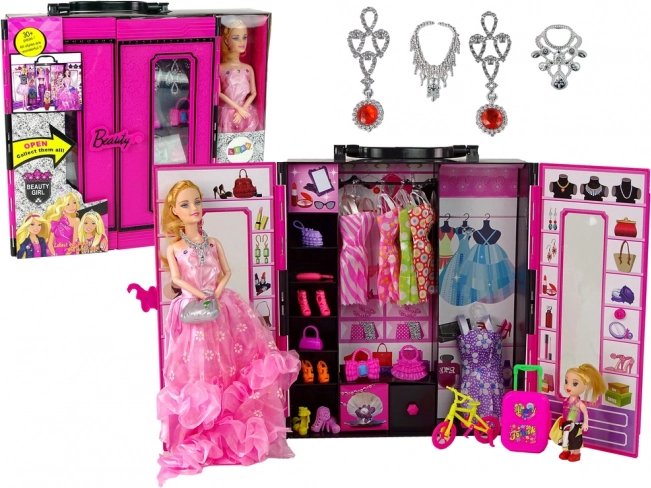 Puppe mit Kleiderschrank und Zubehör