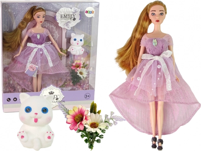 Puppe Emily mit langen Haaren und weißem Kätzchen