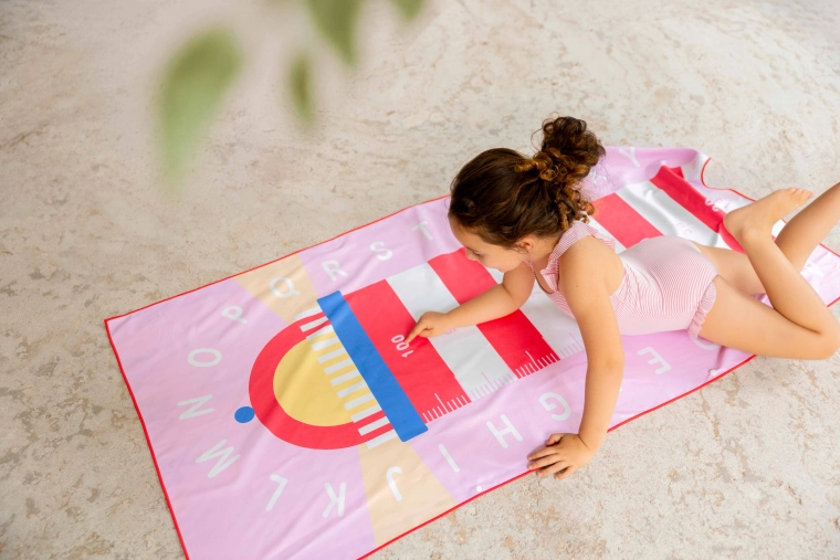 Quut Kinderhandtuch und Spielmatte Leuchtturm rot 140 × 70 cm