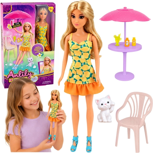 Anlily Modepuppe im gelben Kleid mit Gartenmöbeln, Sonnenschirm und Kätzchen