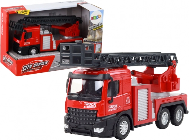 Rotes Feuerwehrfahrzeug mit ausziehbarer Leiter