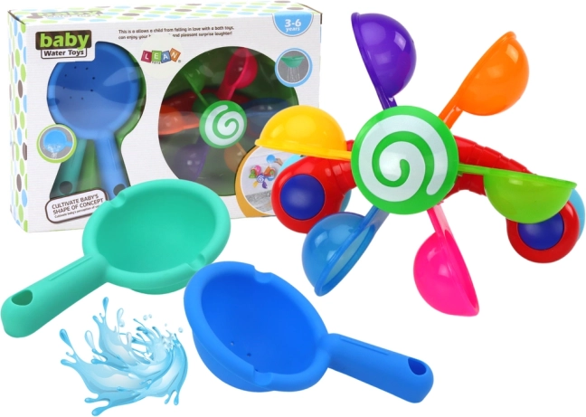 Drehspielzeug für das Badezimmer mit bunten Schüsseln und zwei Löffeln