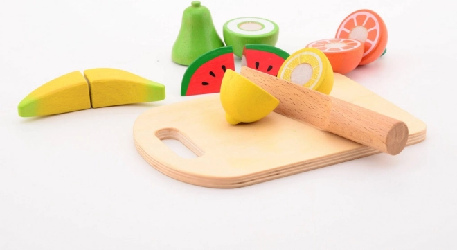 Holzobst mit Schneidebrett und Messer