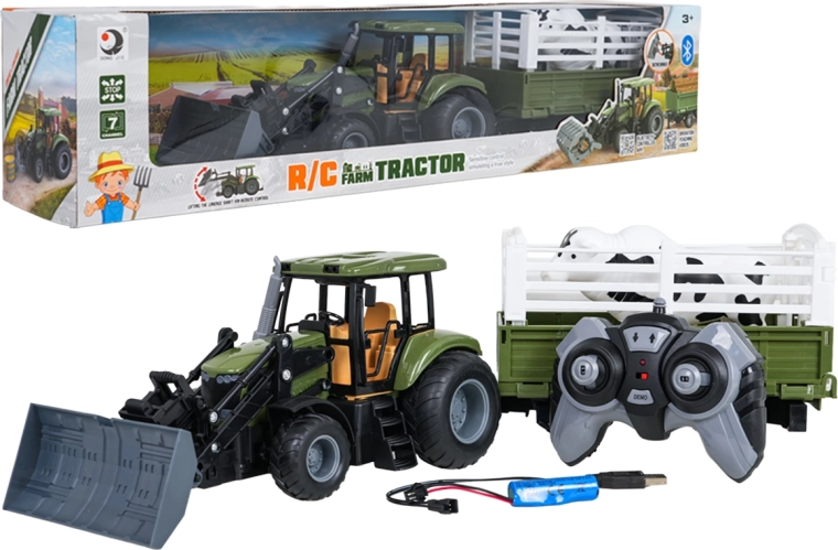 Grüner ferngesteuerter Traktor mit Anhänger und Bulle im Maßstab 1:20