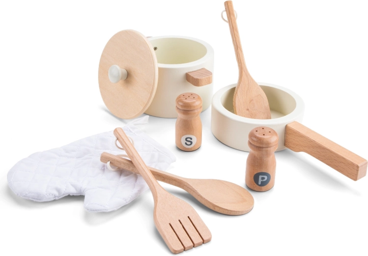 Weiße hölzerne Kinderküche mit Rattan-Details