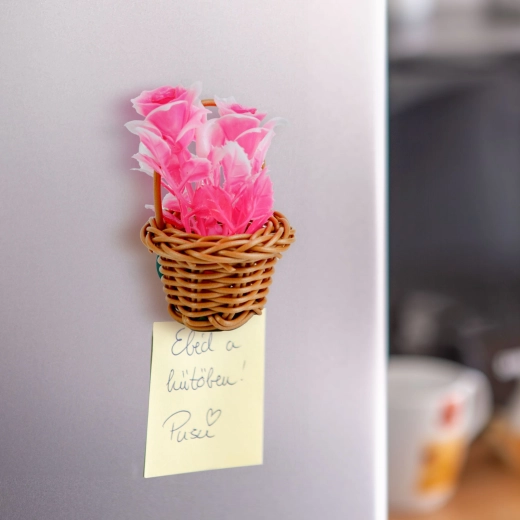 Magnetische Dekoration aus künstlichen Blumen im Körbchen – 1 Stück