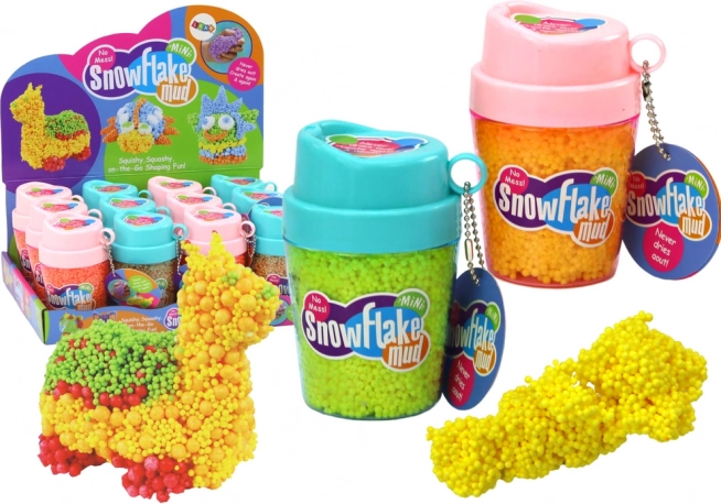 Gelbe zusammendrückbare Polystyrolmasse im Becher