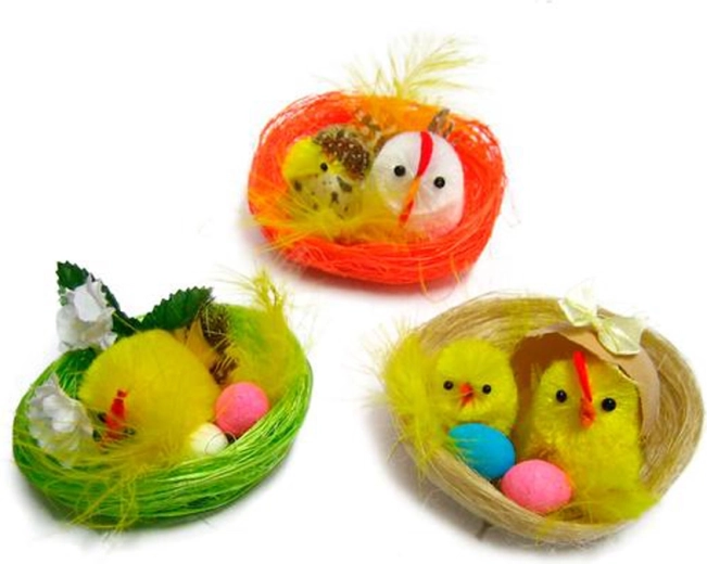 Kükenfamilie im Körbchen – Osterdekoration 6,5 cm