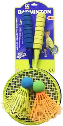 Bunte Schläger mit Bällen und Kunststoffkörbchen für draußen