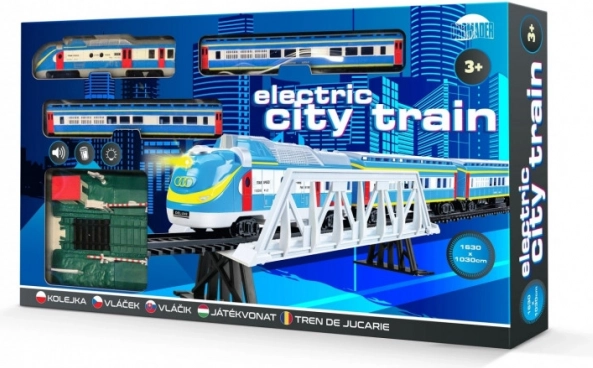 Express-Zug mit Bahnübergang