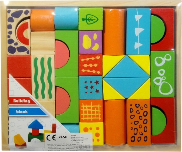 Bunte Holzbausteine in einer Kiste