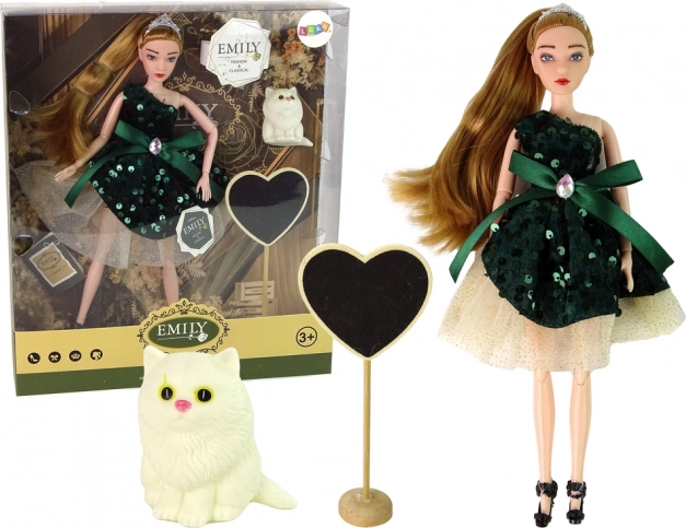 Puppe Emily mit weißem Kätzchen und hölzernem Herzen