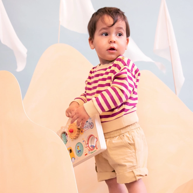 Holztafel mit Reiseabenteuer-Aktivitäten